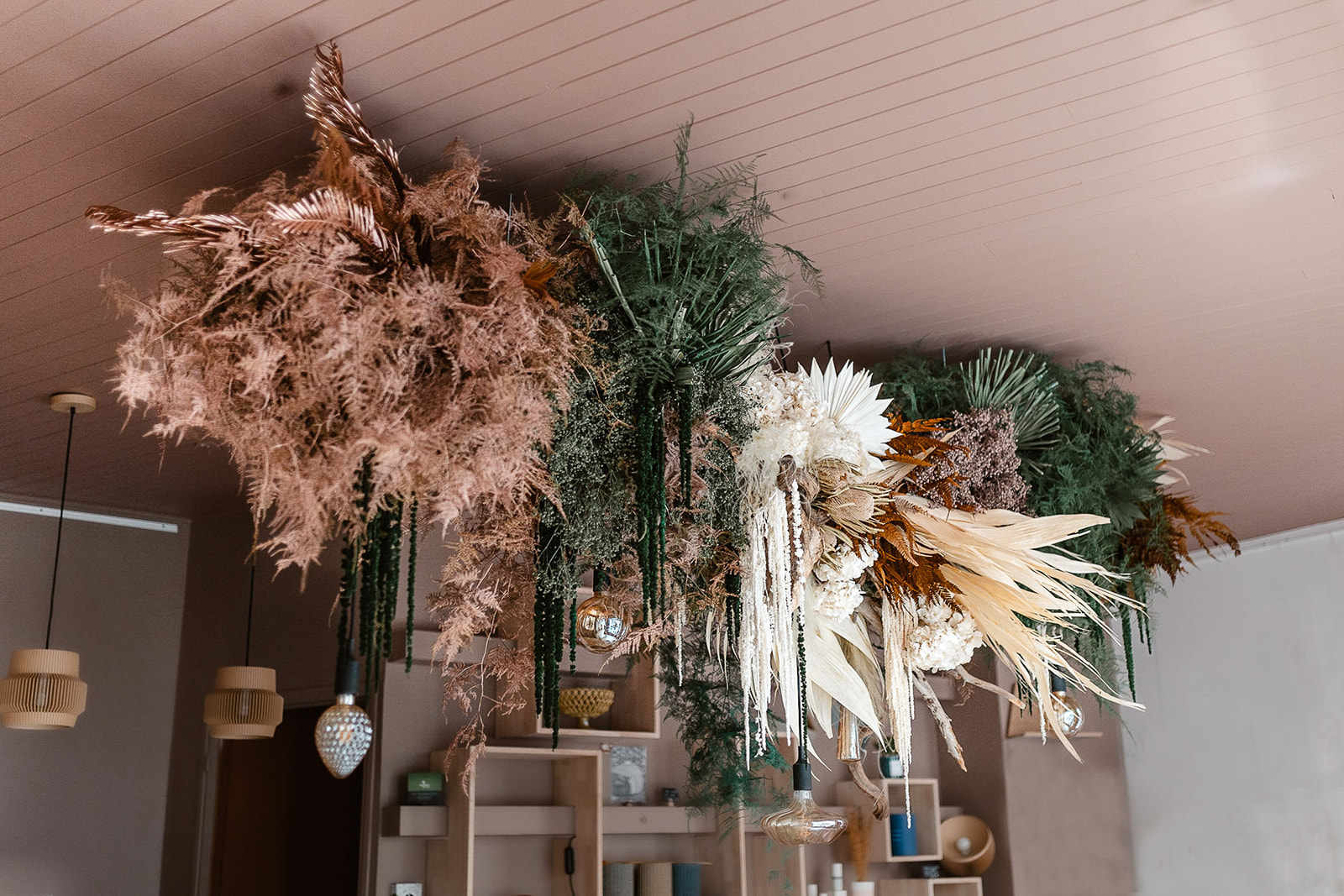Suspension florale à partir de fleurs séchées